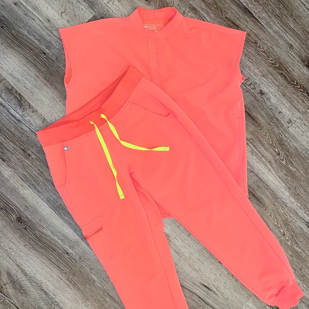 Figs hot coral scrub set